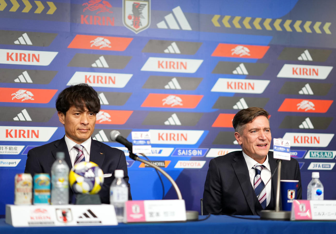 意気込みを語るニルス・ニールセン新監督。左は宮本恒靖会長（撮影・横山健太）