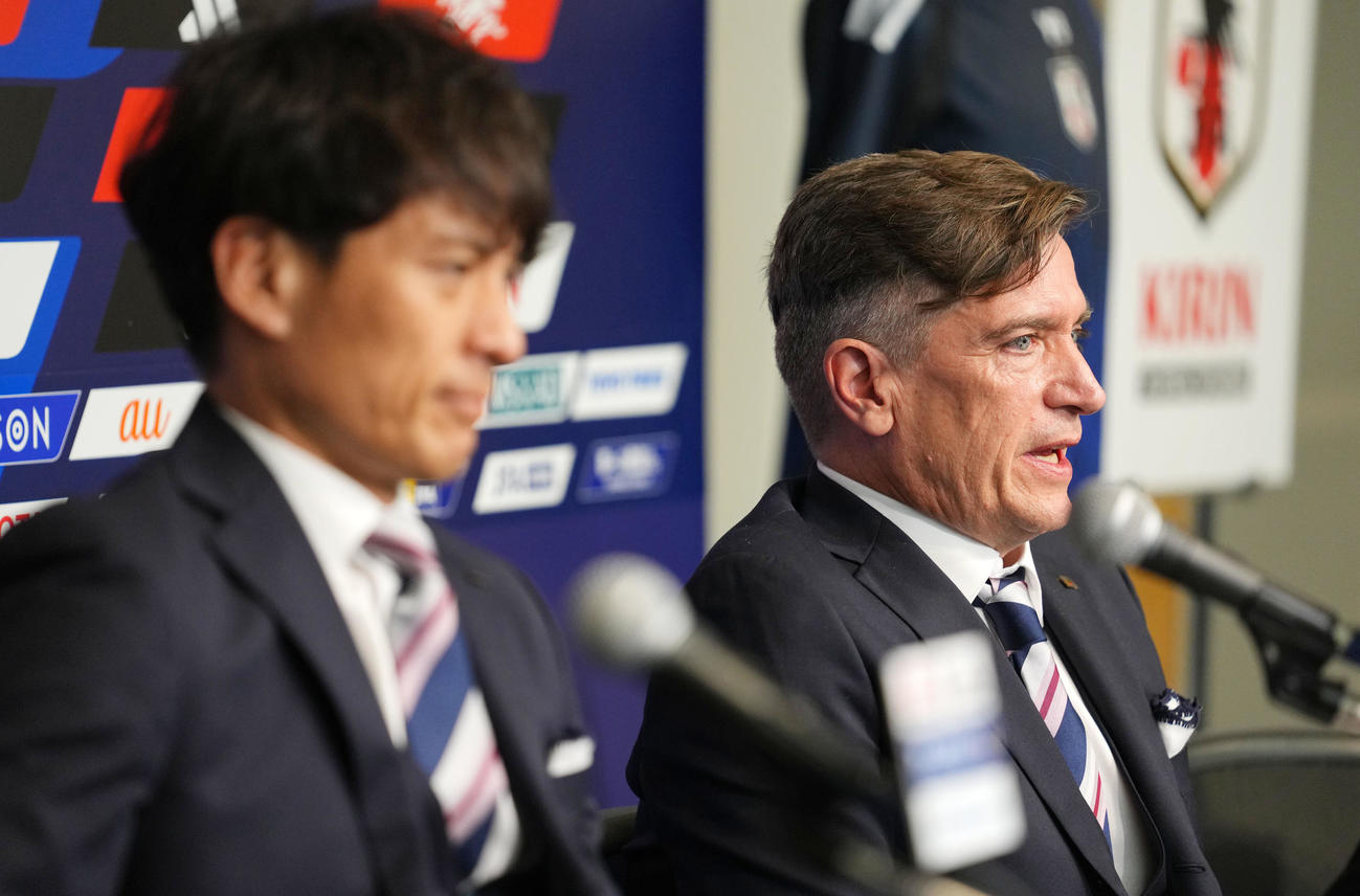 意気込みを語るニルス・ニールセン新監督・左は宮本恒靖会長（撮影・横山健太）