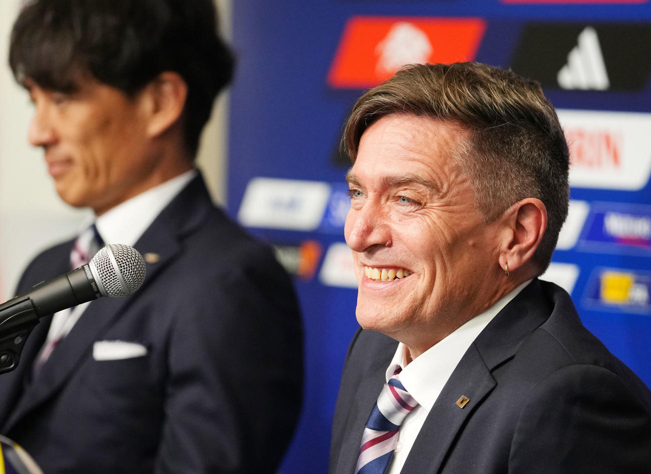 笑顔をみせるなでしこジャパンのニルス・ニールセン新監督（撮影・横山健太）
