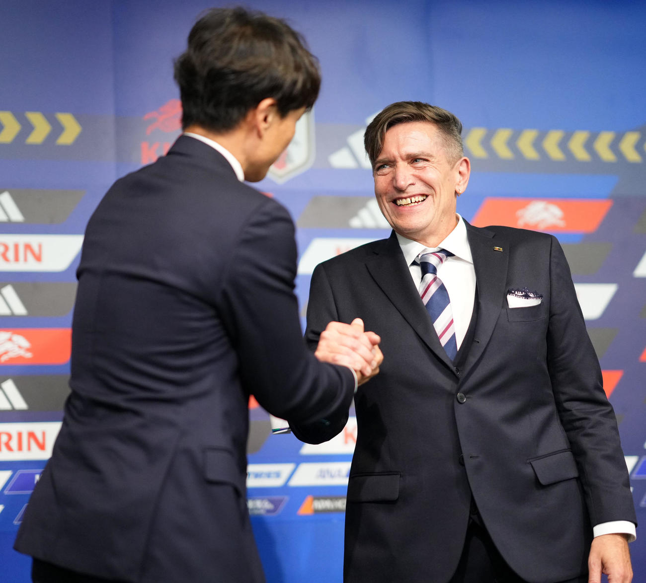会見を終え握手を交わすニルス・ニールセン新監督（右）と宮本恒靖会長（撮影・横山健太）
