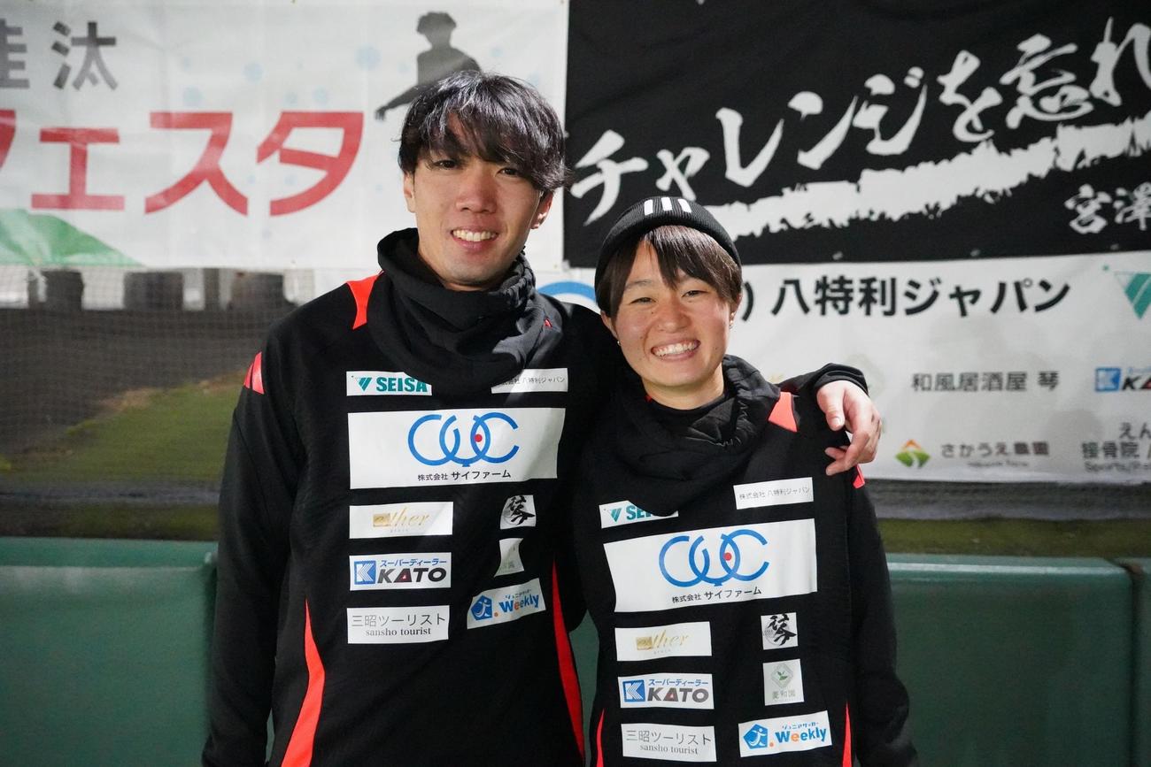 サッカー教室を行った宮沢佳汰さんとひなた（撮影・佐藤成）