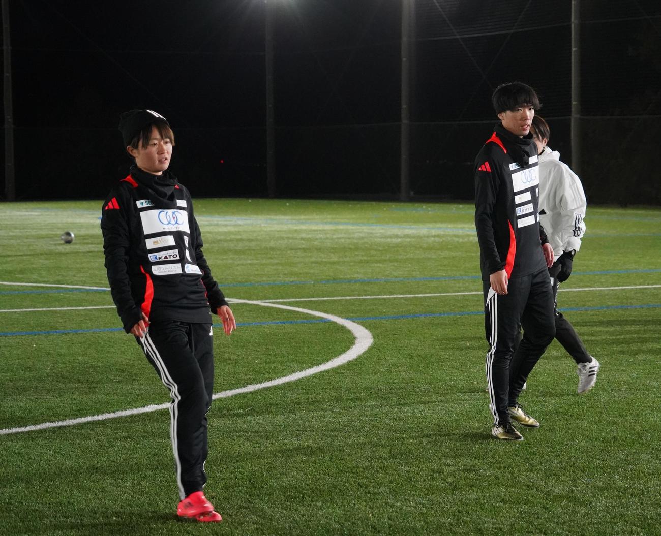 サッカー教室を行った女子日本代表なでしこジャパンMF宮沢ひなたと兄の佳汰さん（撮影・佐藤成）