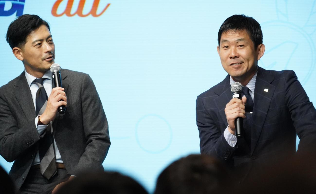 トークイベント「未来人材共創ワークショップ“未来のサッカーを考える日本代表”になろう」に出席した鈴木啓太氏（左）と日本代表の森保一監督（撮影・佐藤成）
