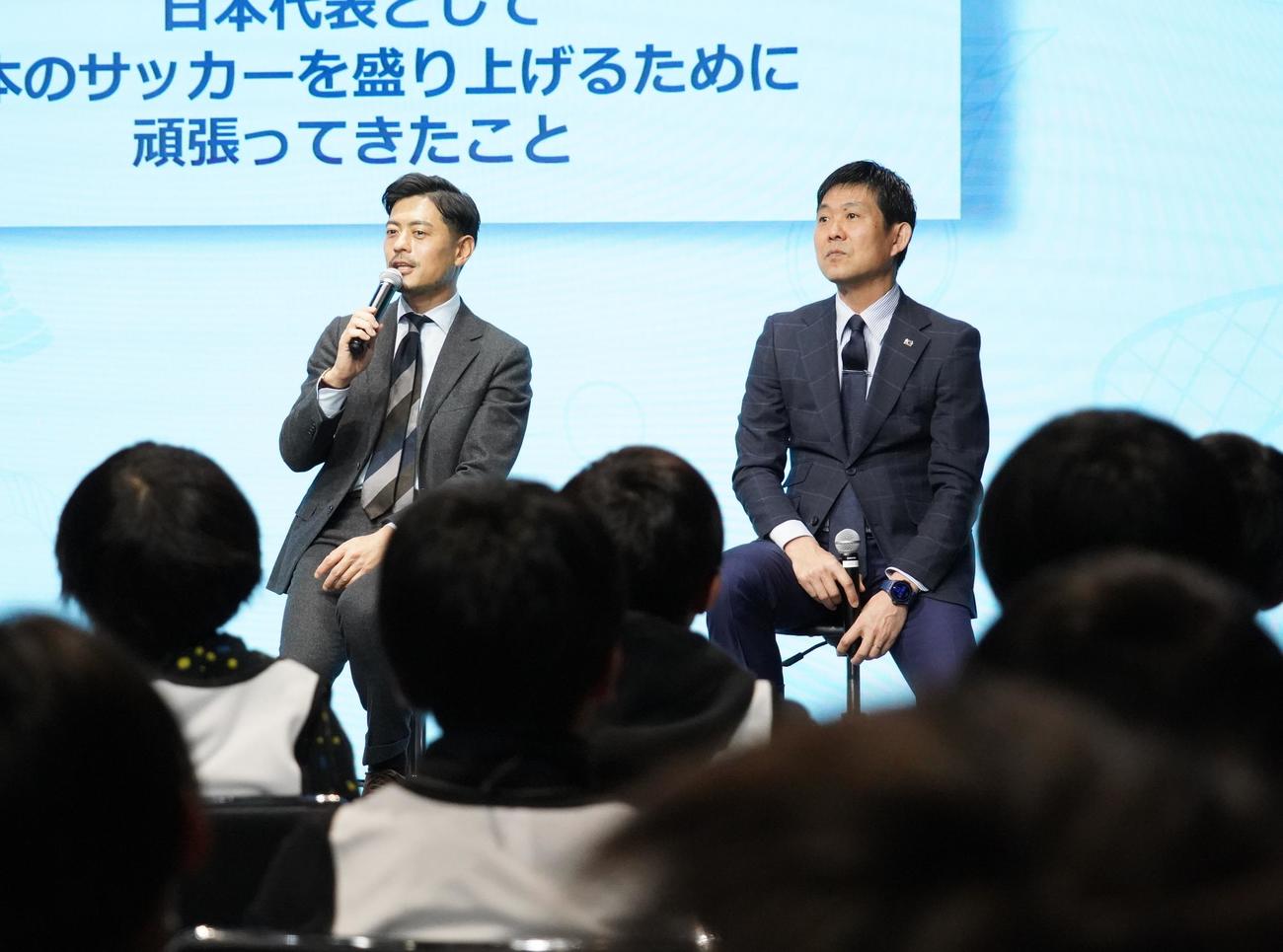 トークイベント「未来人材共創ワークショップ“未来のサッカーを考える日本代表”になろう」に出席した鈴木啓太氏（左）と日本代表の森保一監督（撮影・佐藤成）