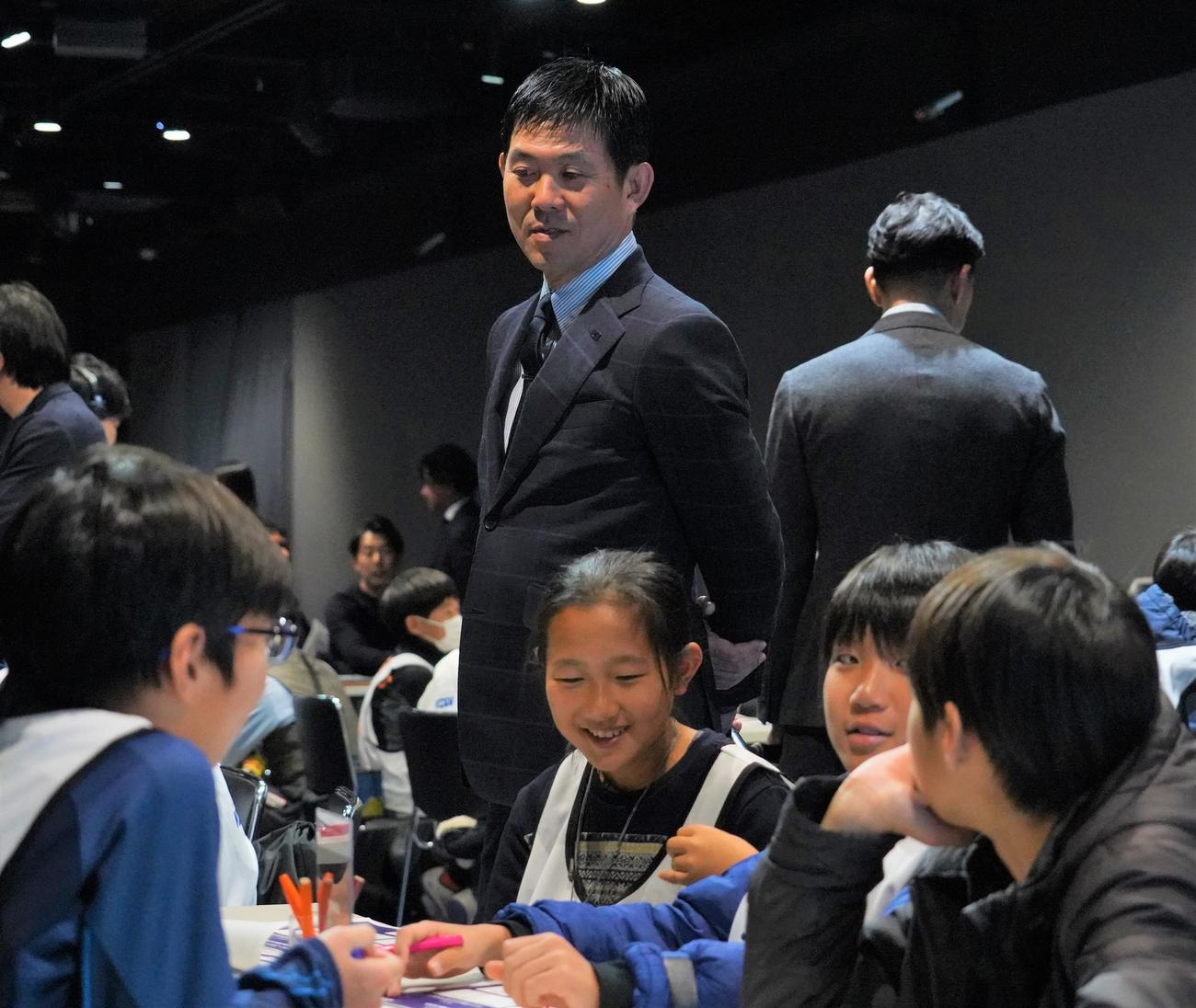 トークイベント「未来人材共創ワークショップ“未来のサッカーを考える日本代表”になろう」に出席した日本代表の森保一監督（撮影・佐藤成）