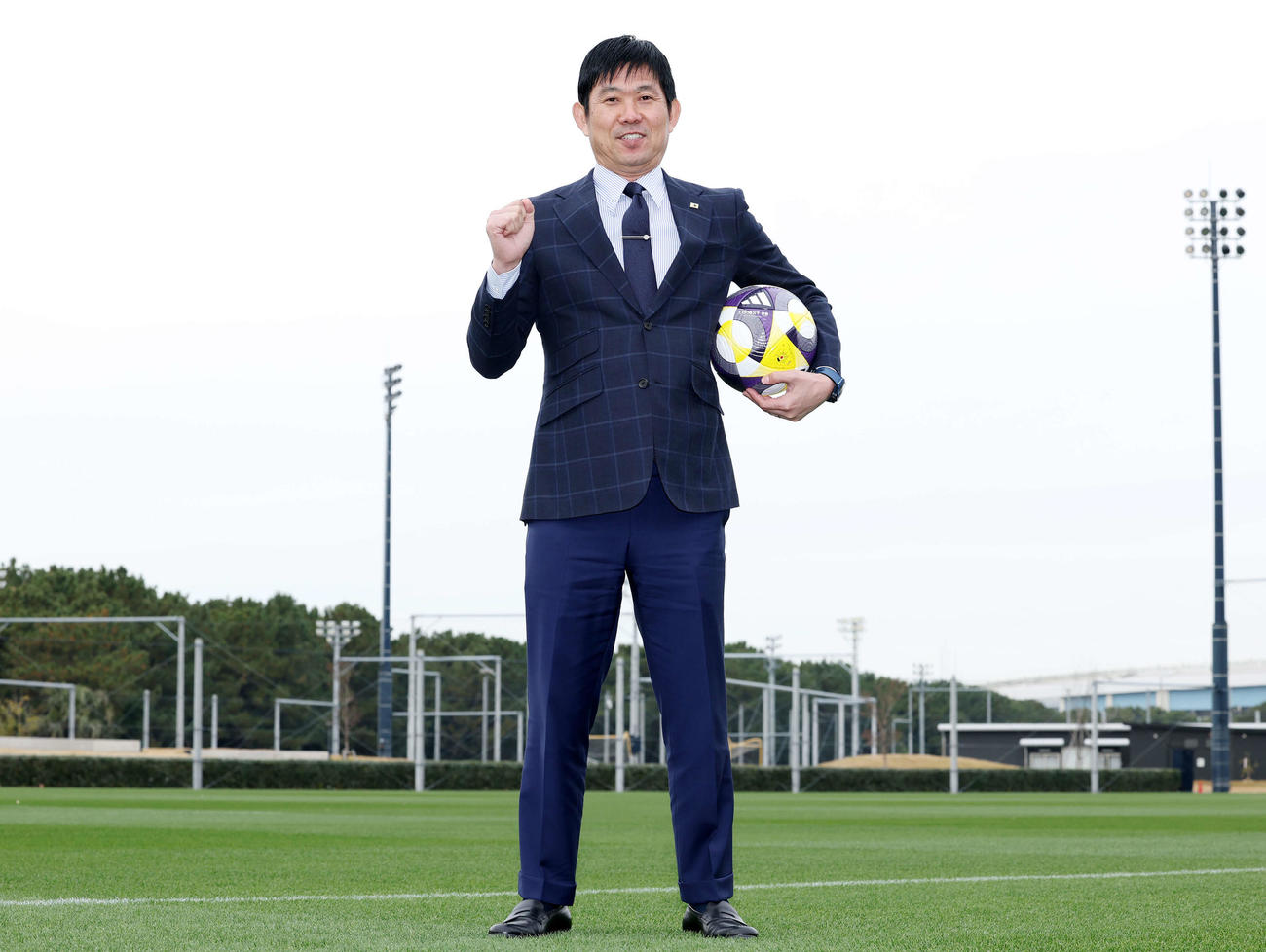 ポーズを決めるサッカー日本代表森保監督（撮影・鈴木正人）