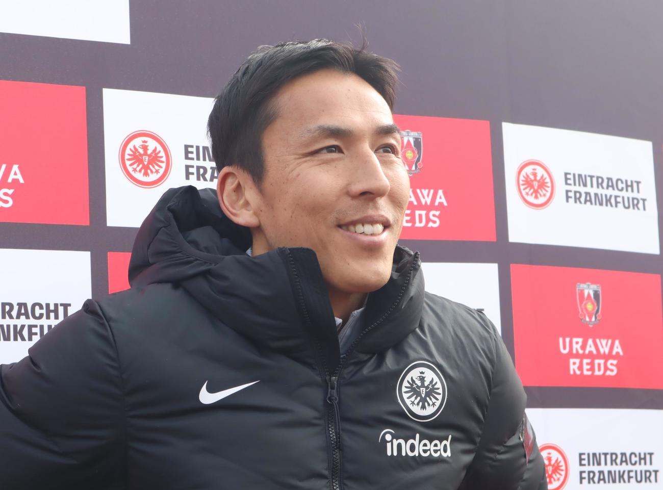 報道陣の取材に応じるサッカー元日本代表の長谷部誠氏