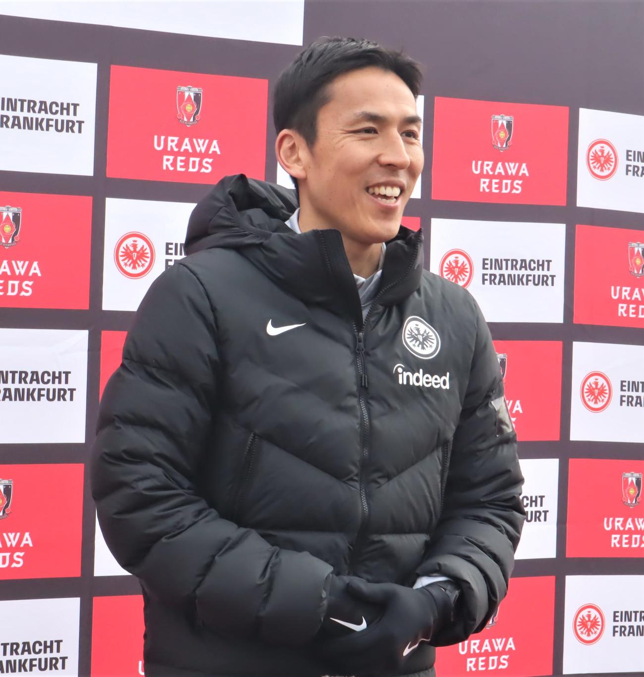 報道陣の取材に応じるサッカー元日本代表の長谷部誠氏