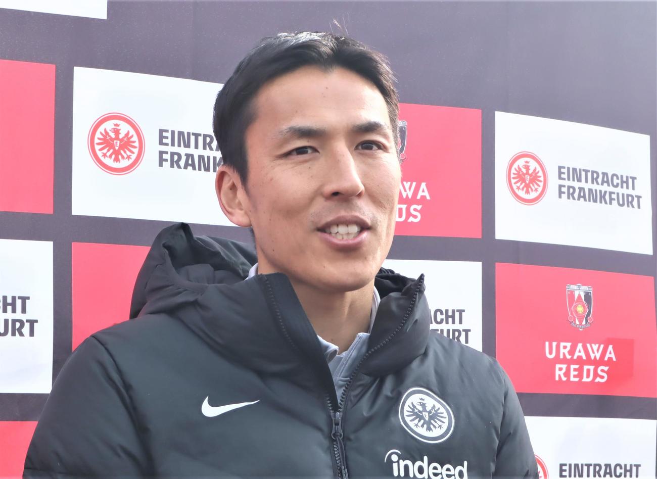 報道陣の取材に応じるサッカー元日本代表の長谷部誠氏