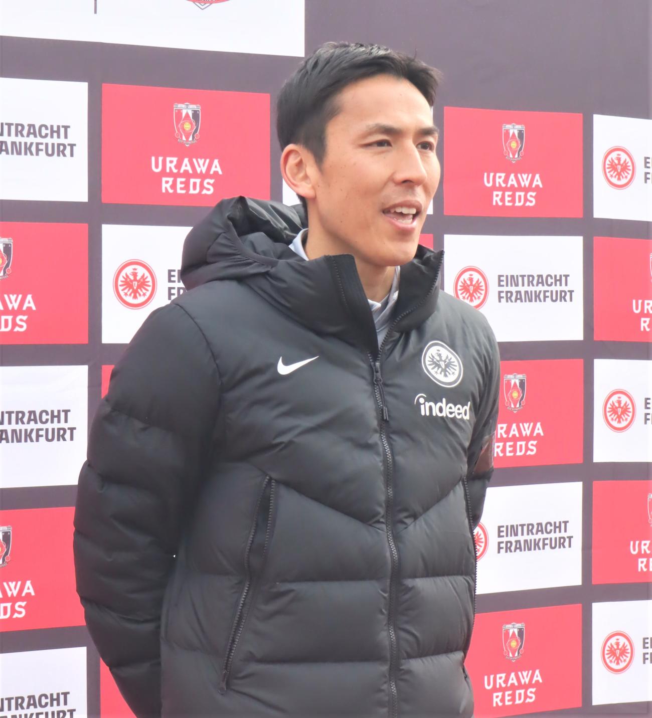 報道陣の取材に応じるサッカー元日本代表の長谷部誠氏