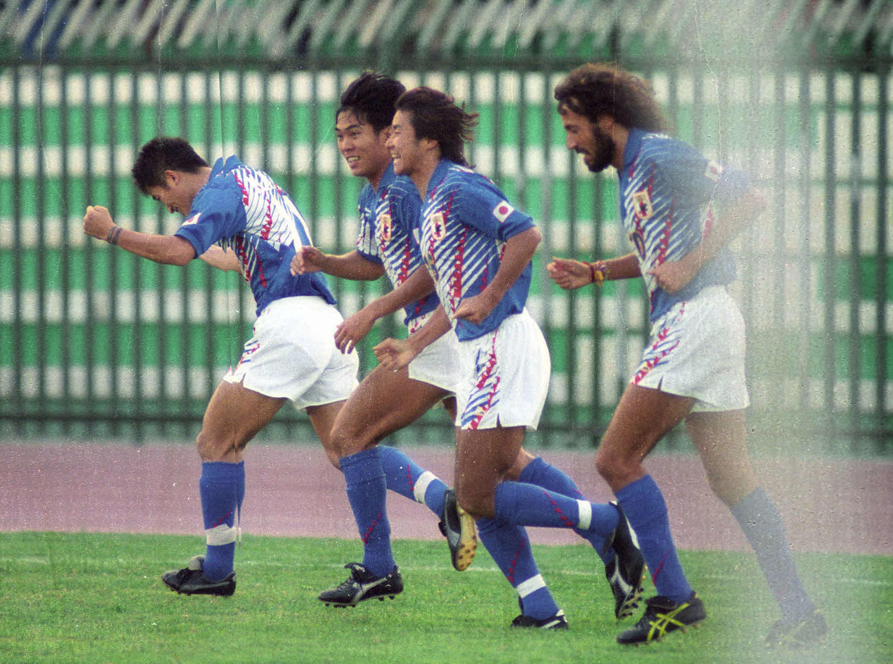 93年10月、W杯アジア最終予選・イラク戦でゴールを決めたカズ（左）と喜ぶ森保（同2人目）。右がラモス瑠偉、同2人目が中山（1993年10月28日）