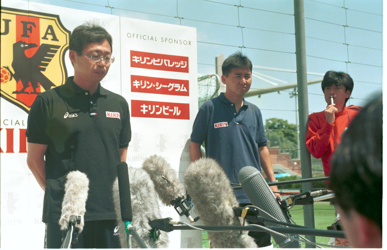 W杯フランス大会・日本代表スイス合宿　　　報道陣を前にフランスW杯出場メンバーからカズ（三浦知良）と北沢豪を外したことを発表する岡田武史監督（左）＝1998／06／02、スイス・ローザンヌ五輪スタジアム1998年W杯フランス大会直前合宿　日本代表合宿　「外れるのはカズ」　KINGカズ50歳