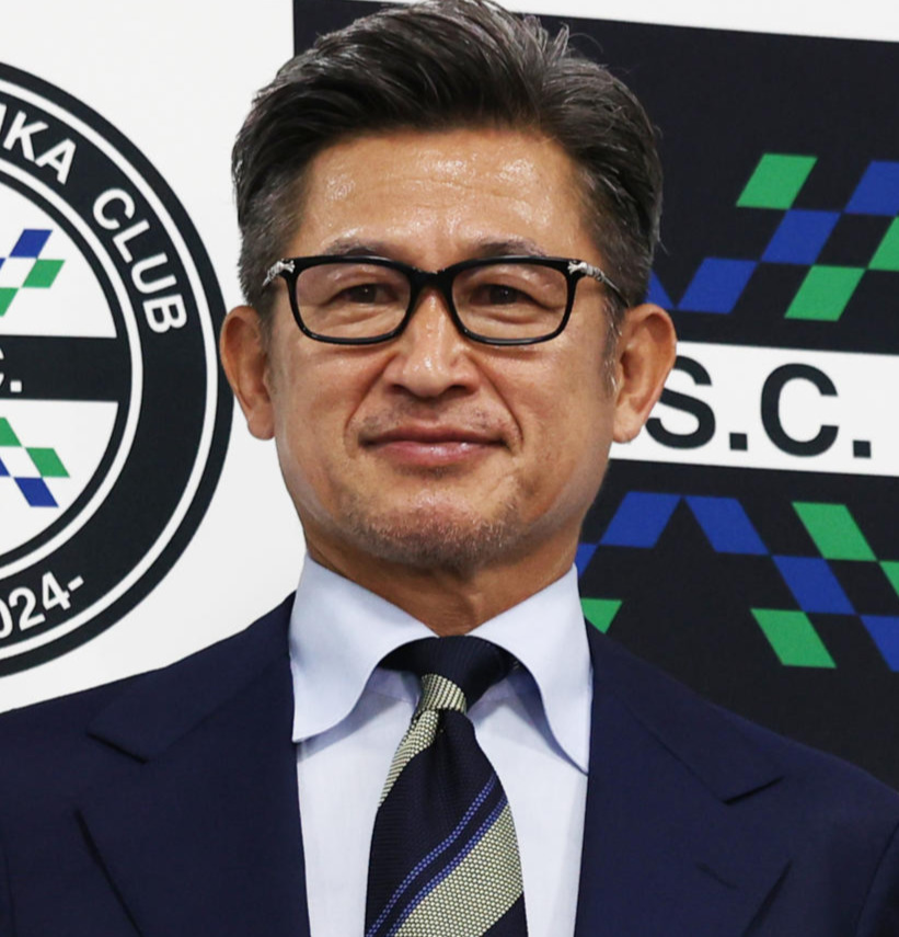 アトレチコ鈴鹿への期限付き移籍を発表したカズ（左）と朴康造監督