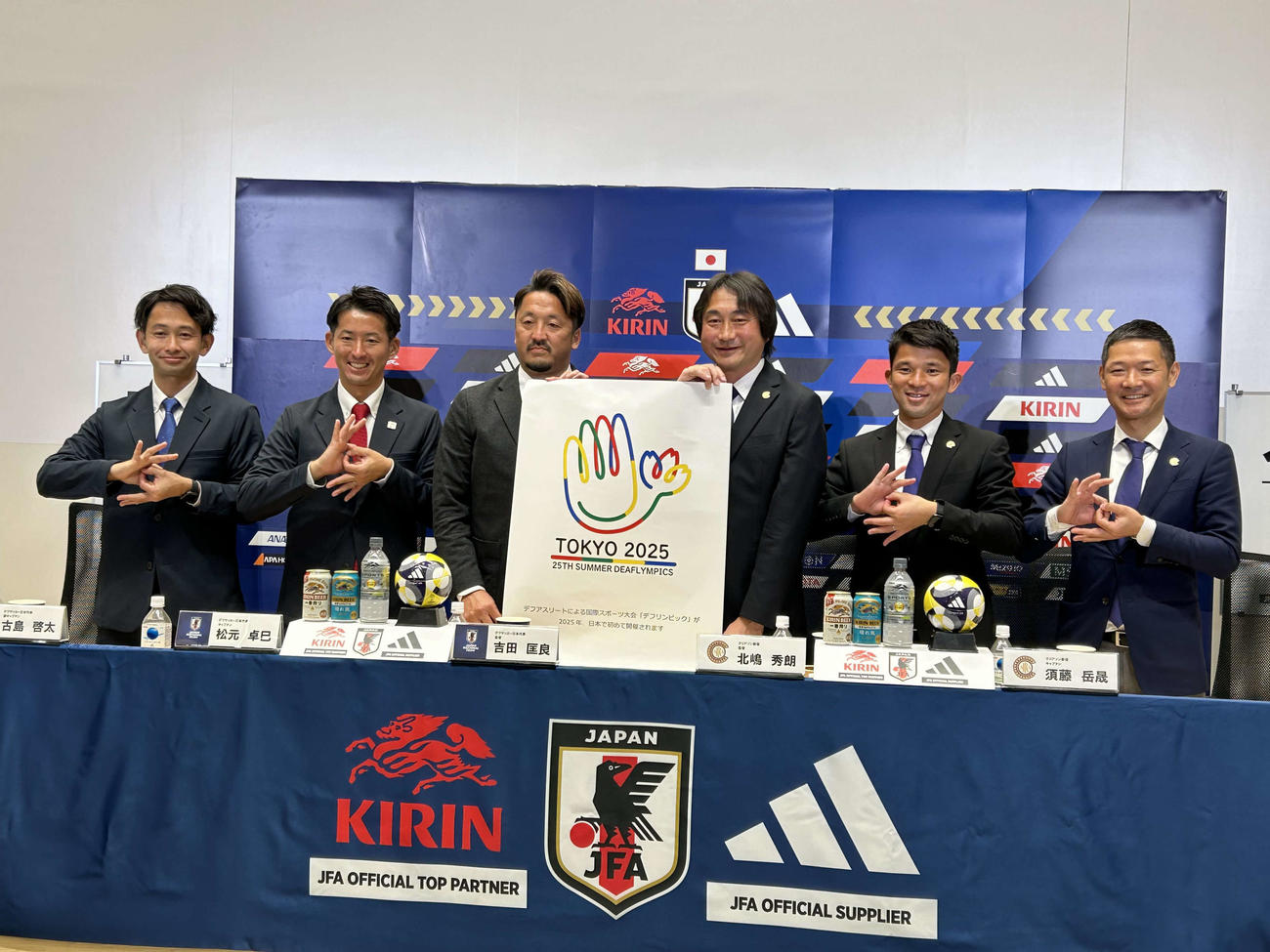 デフサッカー日本代表対クリアソン新宿のエキシビションマッチ発表会見でポーズを取るメンバー。左から同代表の古島啓太、松元卓巳、吉田匡良監督、新宿の北嶋秀朗監督、須藤岳晟、丸山和大代表