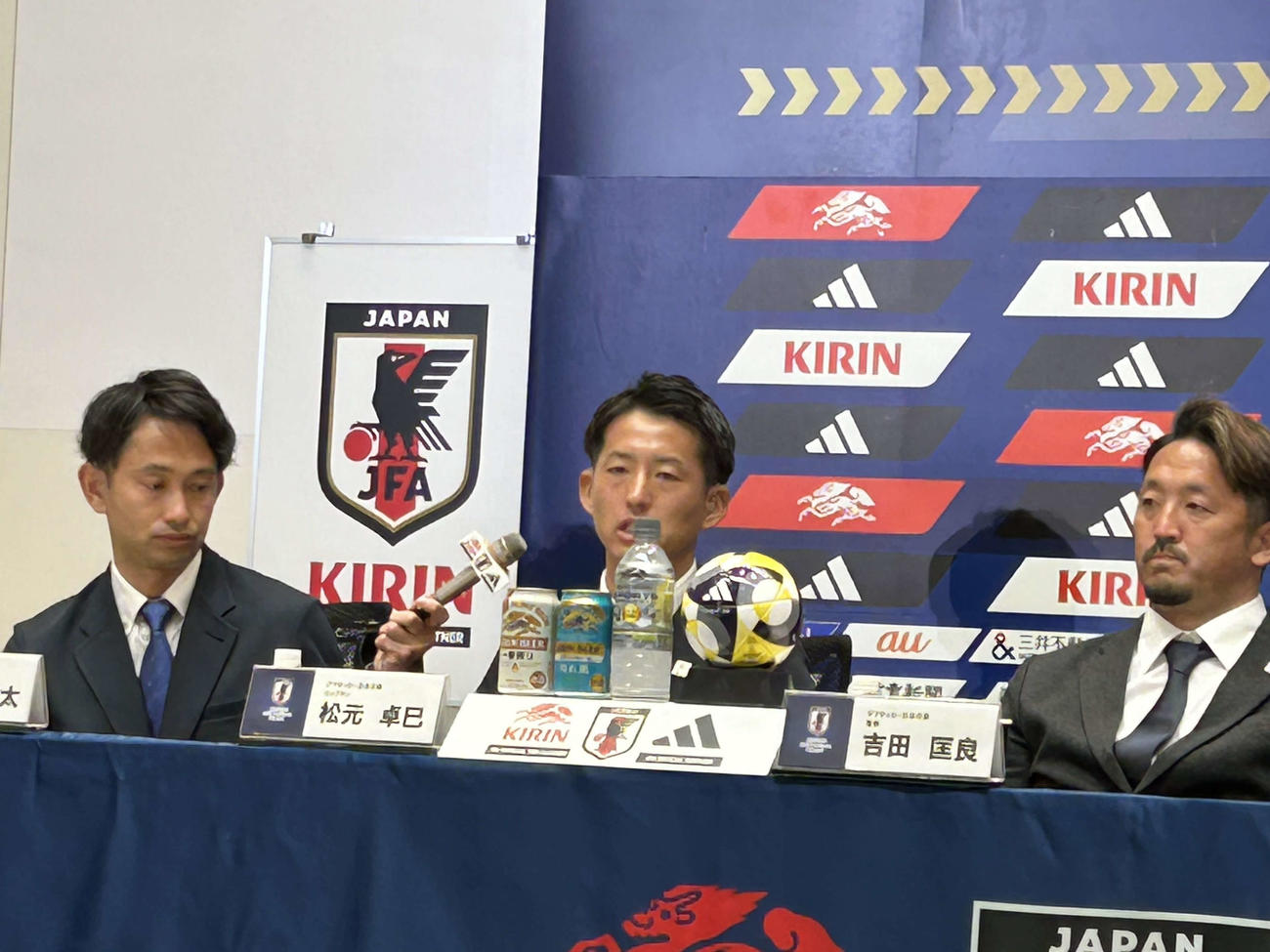 デフサッカー日本代表の歩みを振り返る中で松元卓巳主将（中央）は込み上げた感情を抑えられず涙を流す。左は古島啓太、右は吉田匡良監督