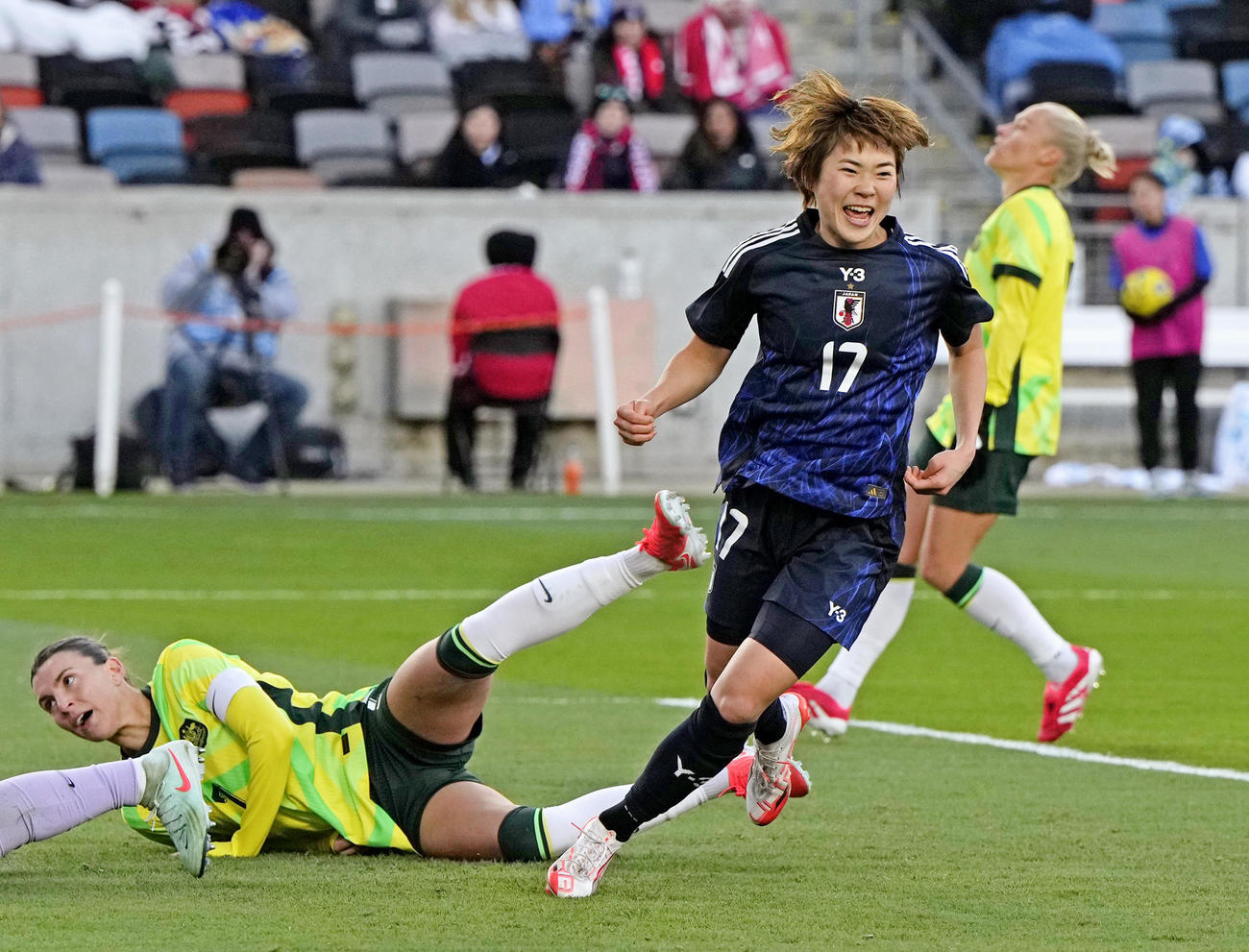 日本対オーストラリア　後半、チーム3点目のゴールを決め、駆け出す浜野（共同）