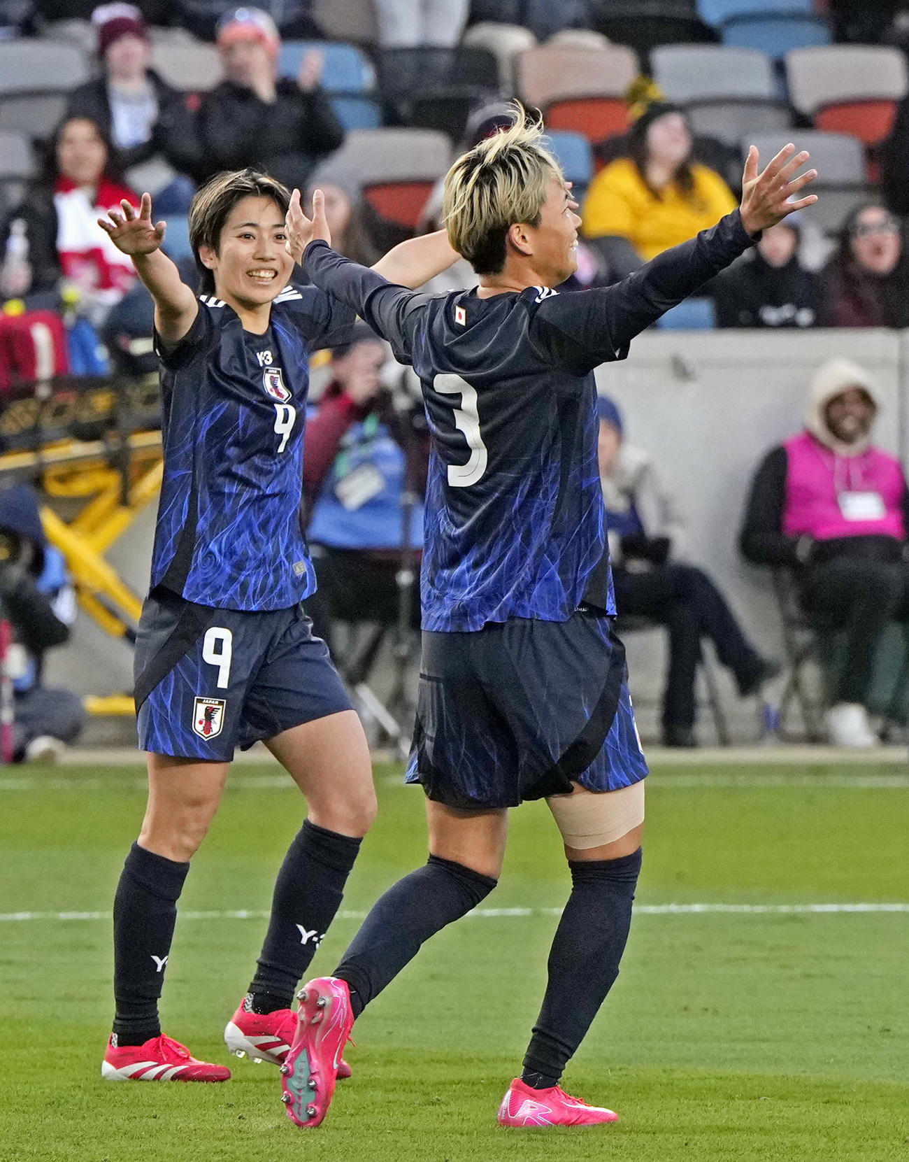 日本対オーストラリア　後半、チーム4点目のゴールを決め、喜ぶ南（右）（共同）