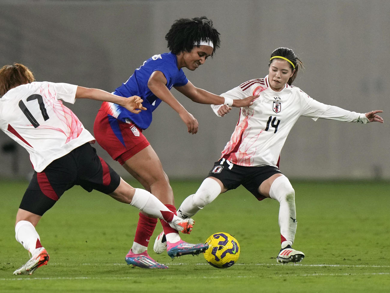 日本―米国　前半、競り合う長谷川（右）（共同）