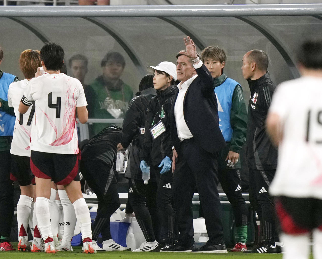 日本－米国　前半、指示を出すニールセン監督（右から3人目）（共同）