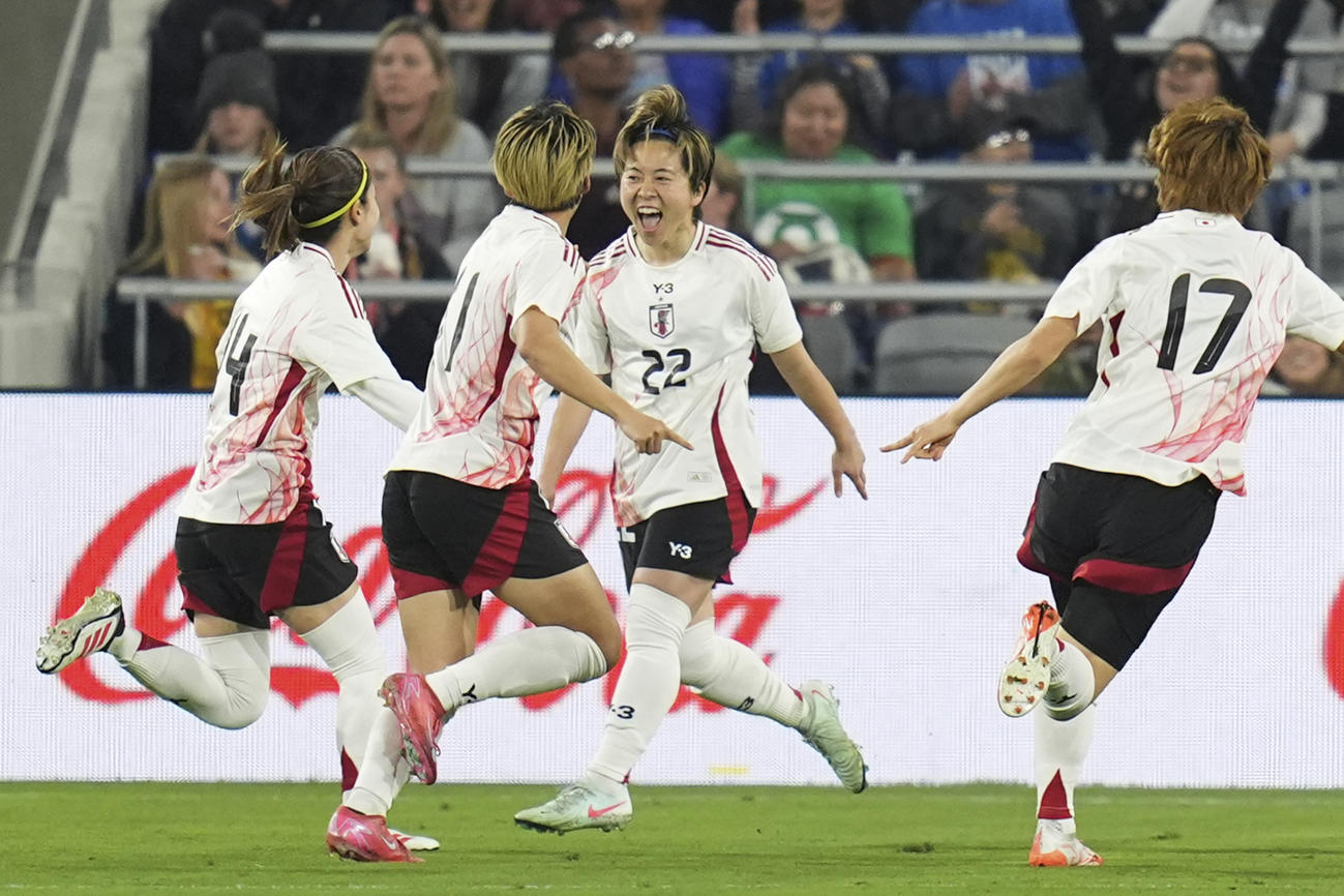 先制ゴールを決めて喜ぶなでしこジャパンの籾木結花（中央＝AP）