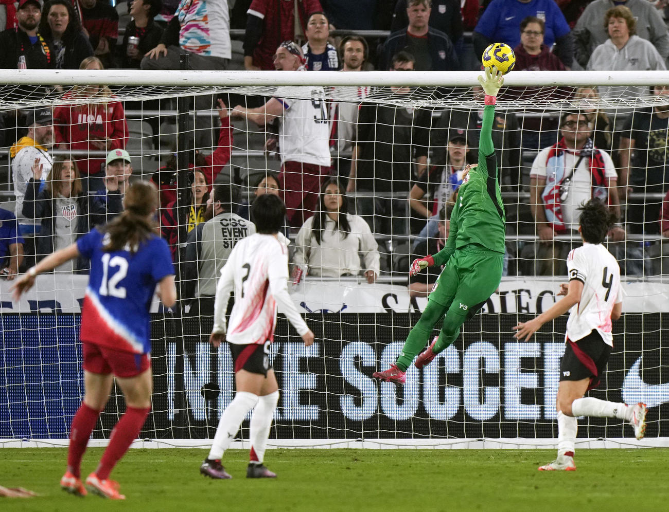 日本―米国　後半、米国のシュートを阻むGK山下（右から2人目）＝サンディエゴ（共同）