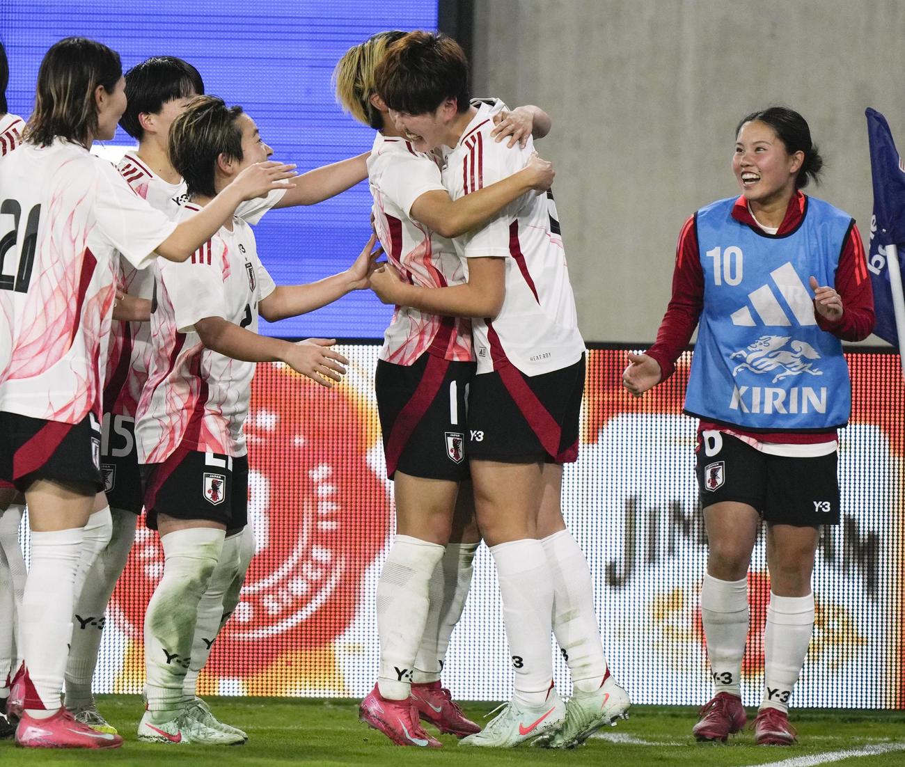 日本―米国　後半、チーム2点目のゴールを決め、祝福される古賀（右から2人目）＝サンディエゴ（共同）
