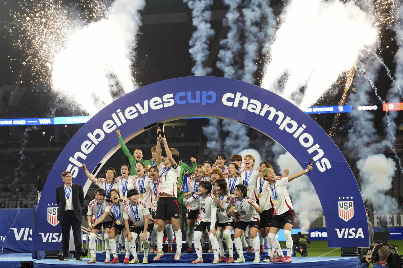 シービリーブスカップ初優勝を喜ぶ日本代表チーム（AP）