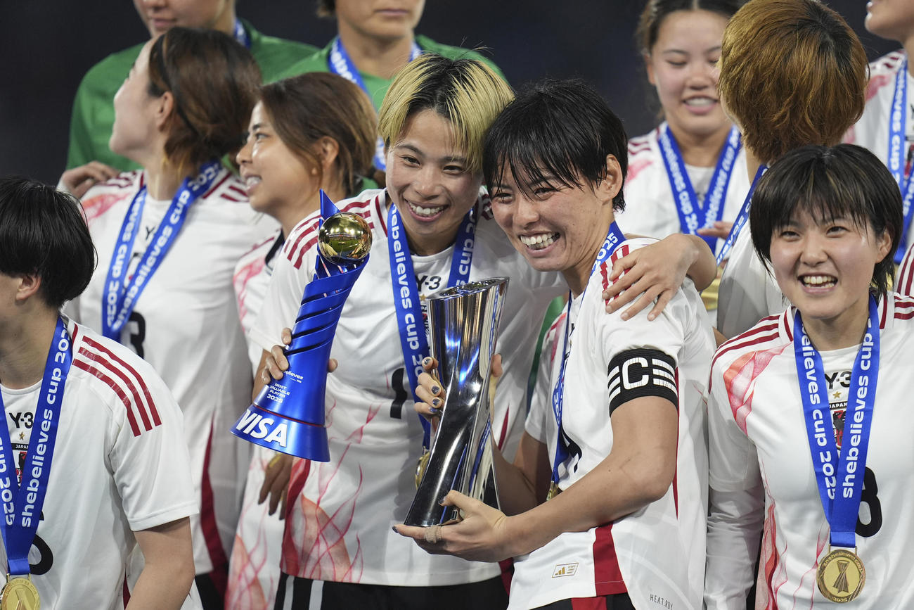 シービリーブスカップ初優勝を喜ぶ日本代表の田中美南（左）と熊谷紗希（AP）