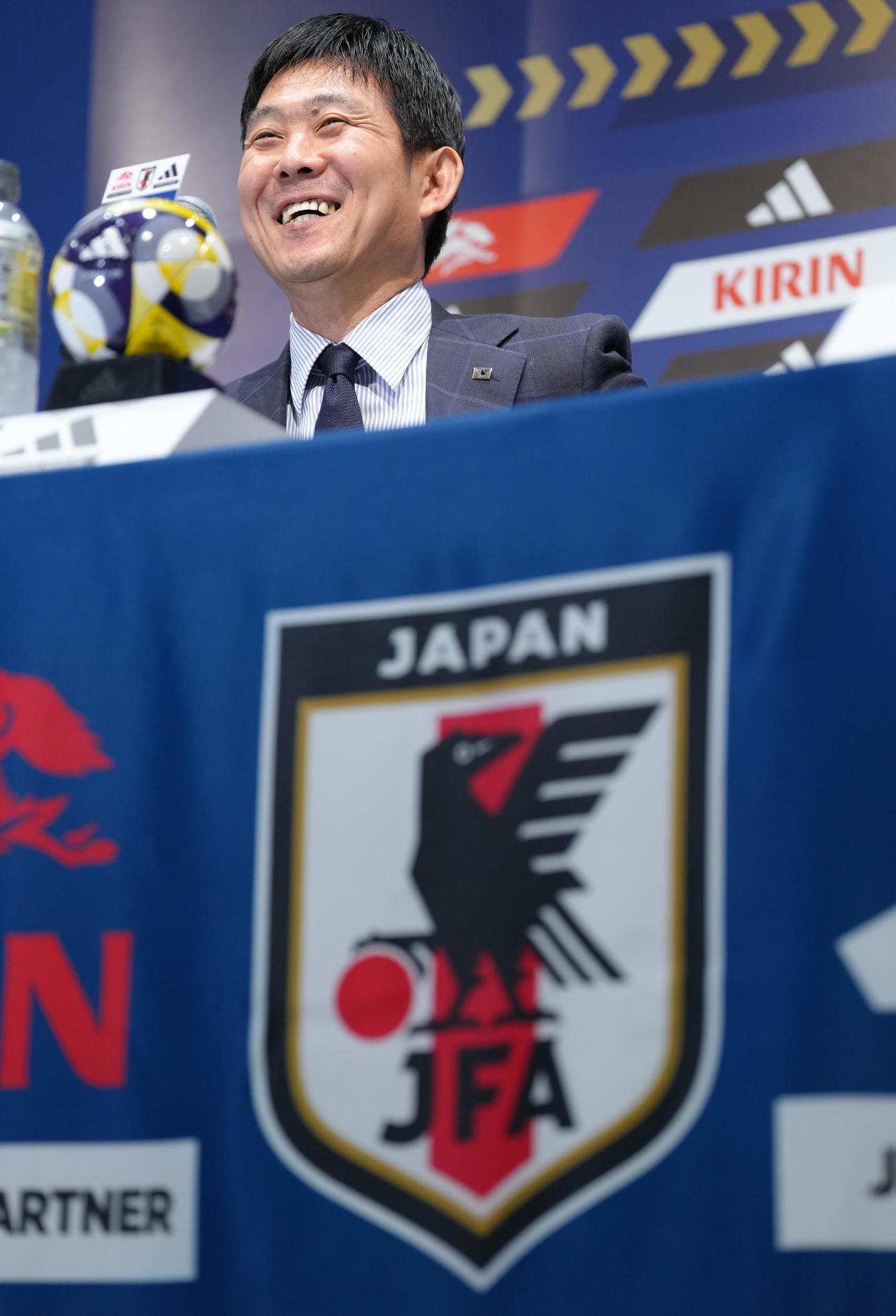 日本代表メンバー発表会見で他競技の盛り上がりについて問われ笑顔を見せる森保監督（撮影・足立雅史）