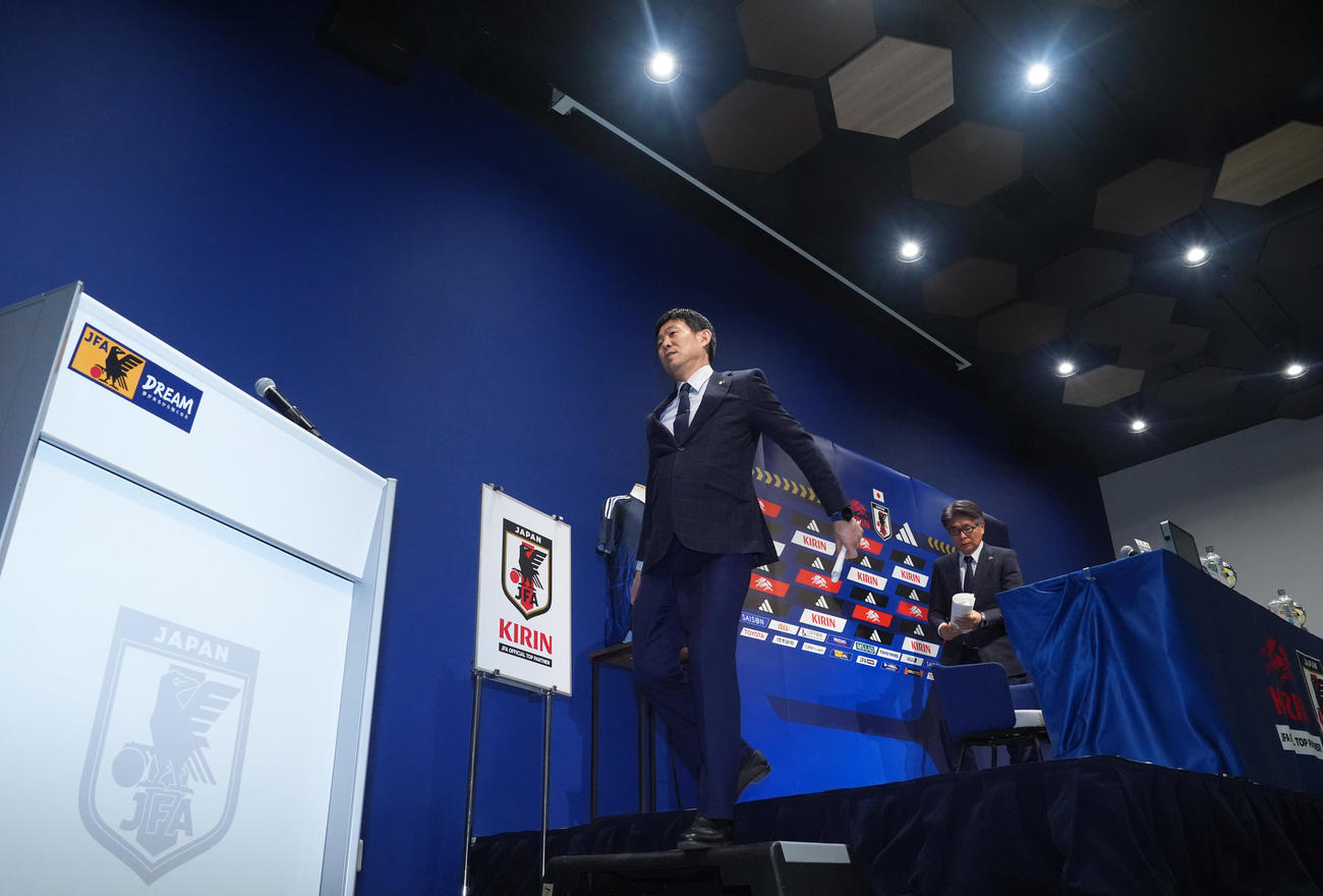 日本代表メンバー発表会見を終え、引き揚げる森保監督（左）と山本ダイレクター（撮影・足立雅史）