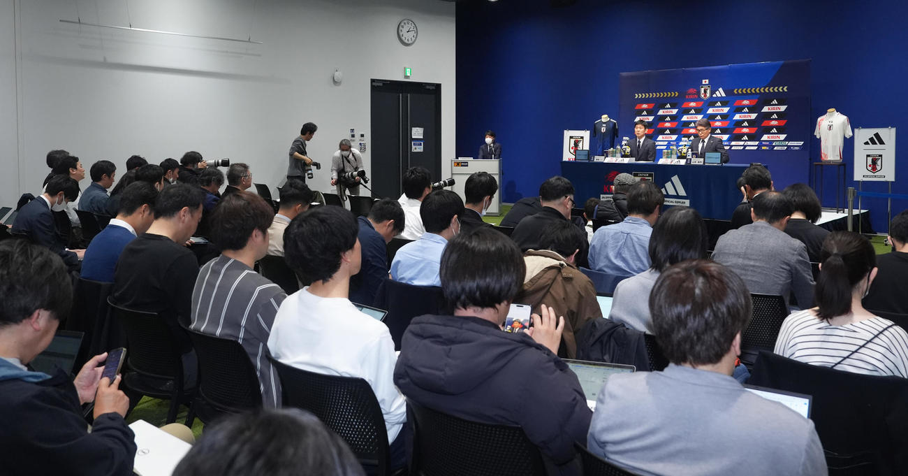日本代表メンバー発表会見に臨む森保監督（左）と山本昌邦ダイレクター（撮影・足立雅史）