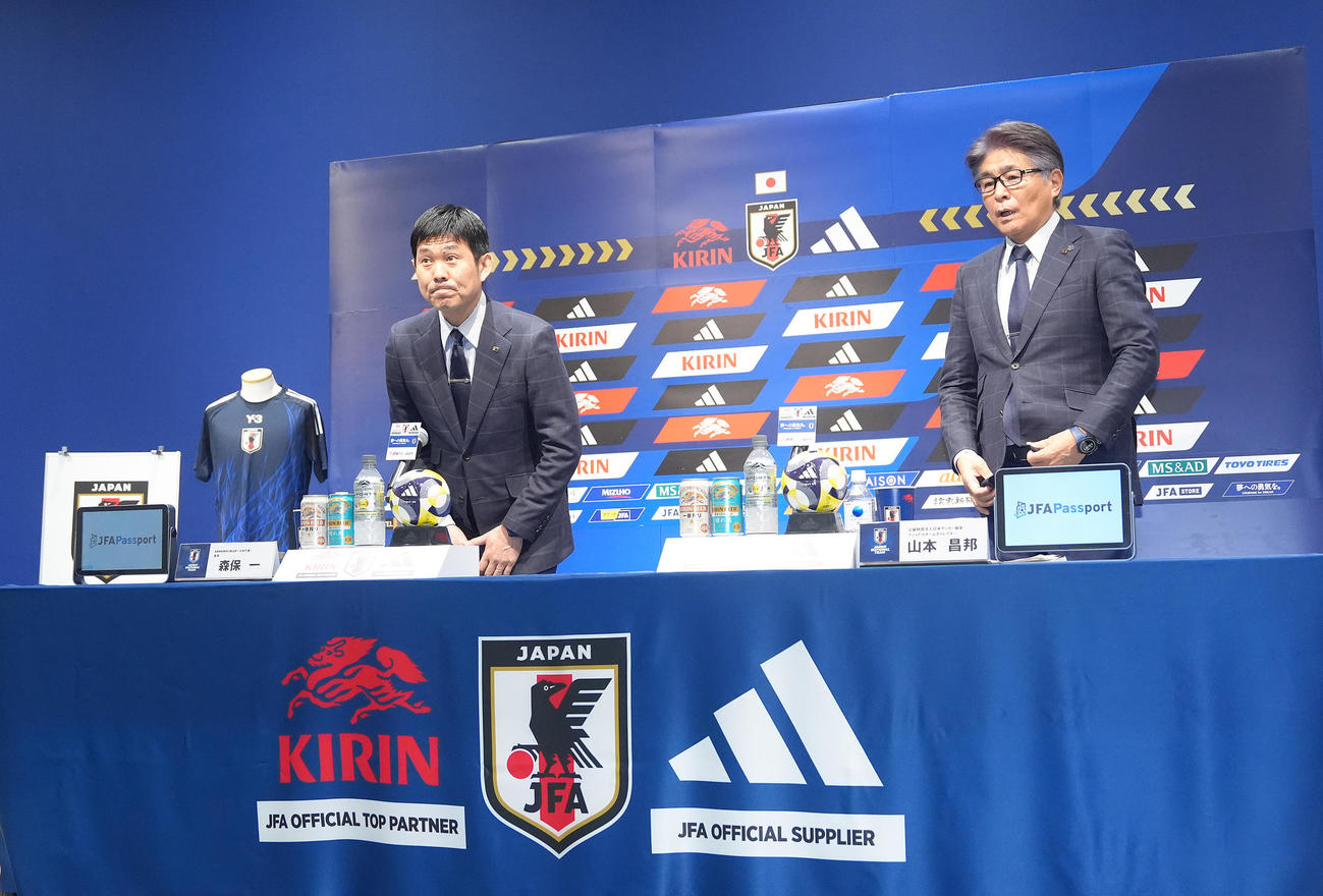 日本代表メンバー発表会見に臨む森保監督（左）と山本昌邦ダイレクター（撮影・足立雅史）
