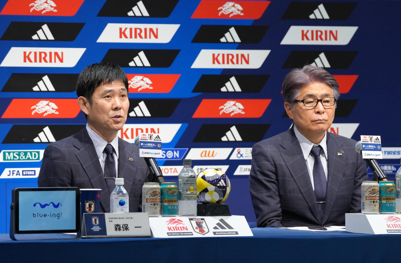 日本代表メンバー発表会見に臨む森保監督（左）と山本昌邦ダイレクター（撮影・足立雅史）