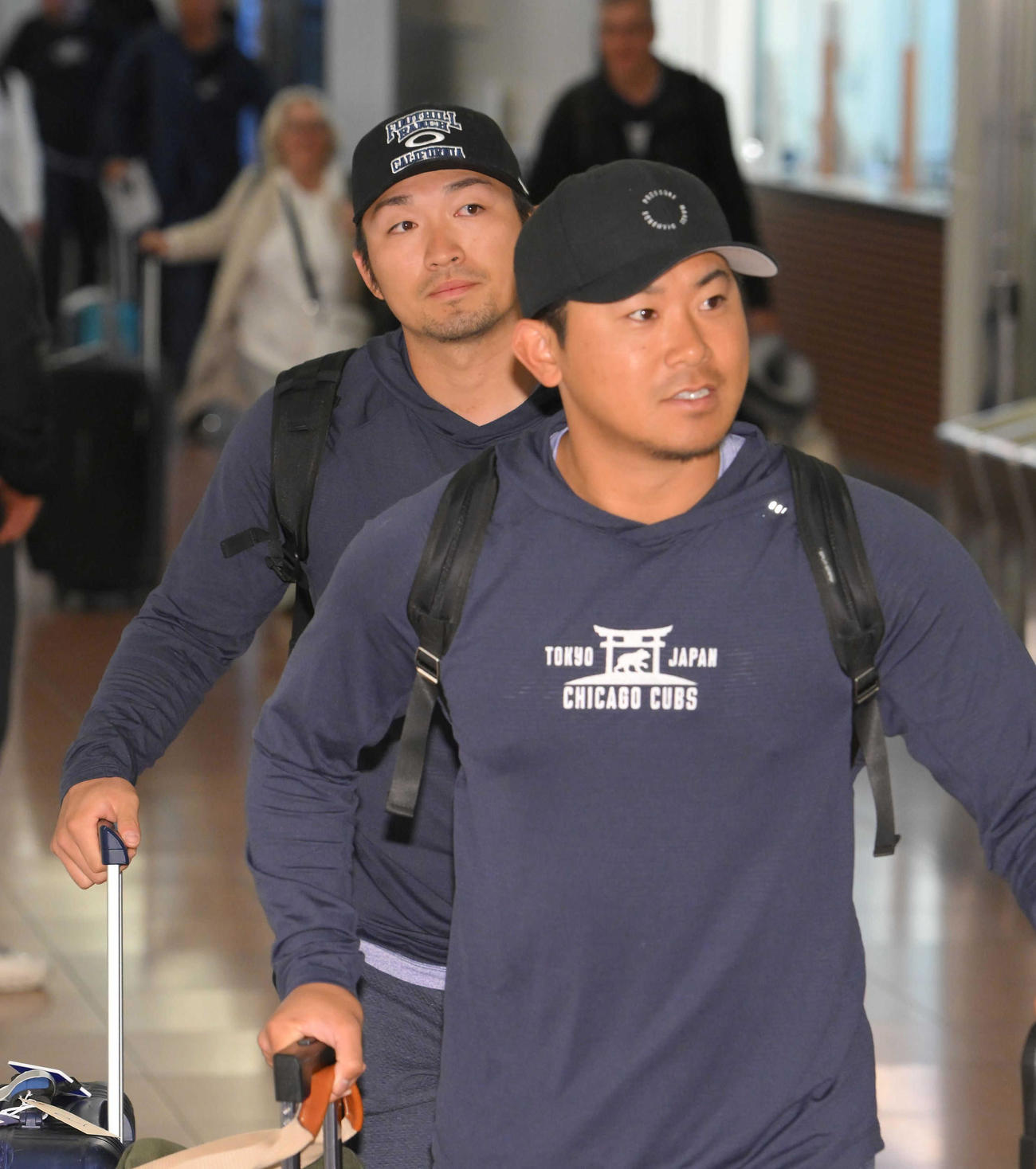 MLB開幕戦を前に、日本に到着したカブス今永（手前）と鈴木（代表撮影）