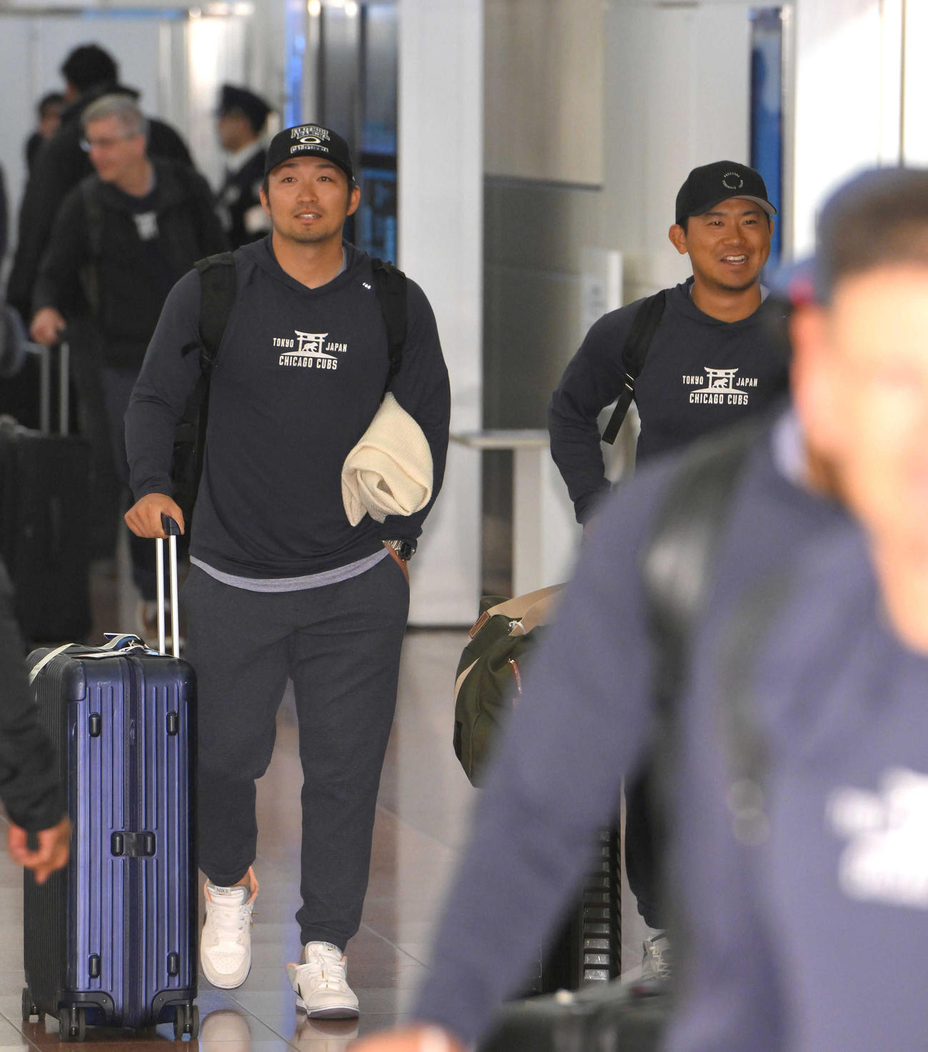 MLB開幕戦を前に、日本に到着したカブス鈴木（左）と今永（代表撮影）