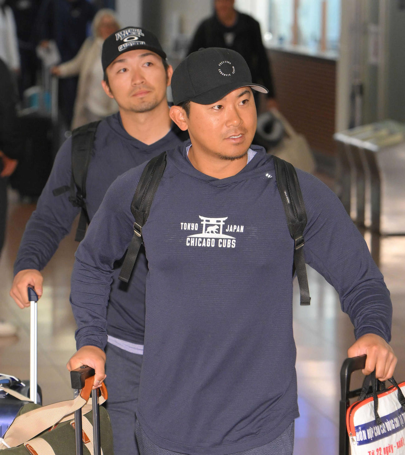 MLB開幕戦を前に、日本に到着したカブス今永（手前）と鈴木（代表撮影）