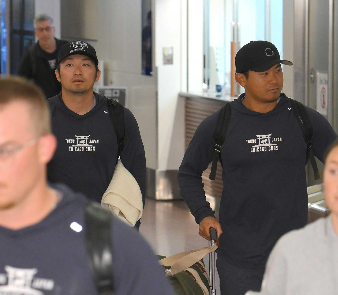 MLB開幕戦を前に、日本に到着したカブス鈴木（左）と今永（代表撮影）