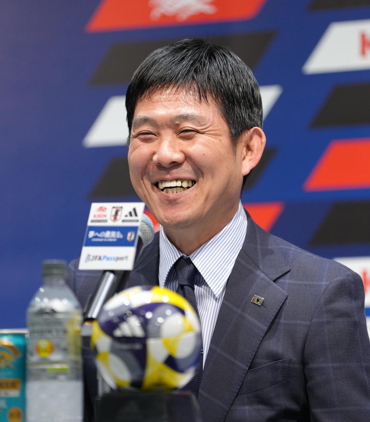 日本代表メンバー発表会見で笑顔を見せる森保監督（撮影・足立雅史）