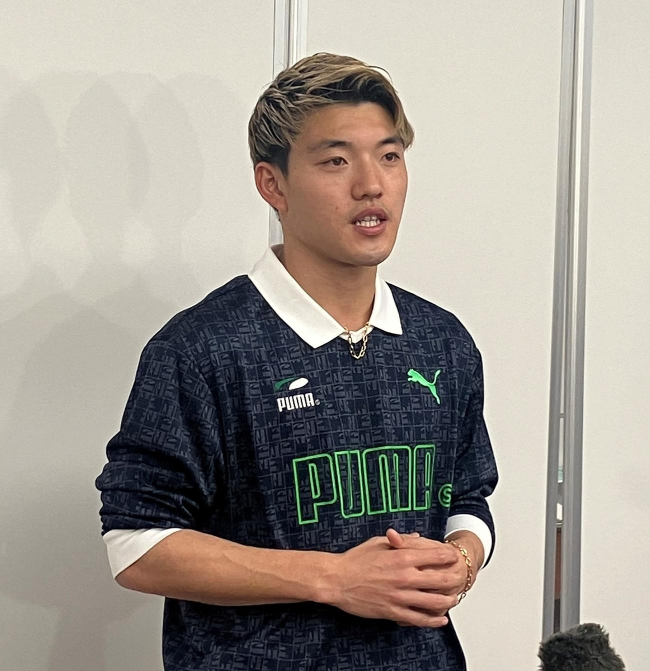 羽田空港で帰国取材に応じたサッカー日本代表の堂安