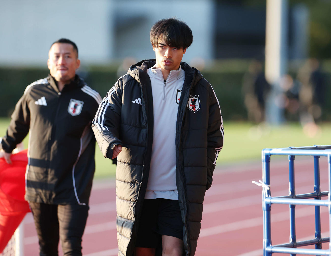 練習を終え取材対応に向かう三笘（撮影・宮地輝）