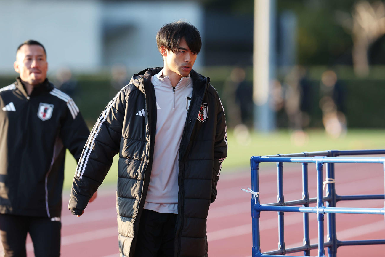 練習を終え取材対応に向かう三笘（撮影・宮地輝）
