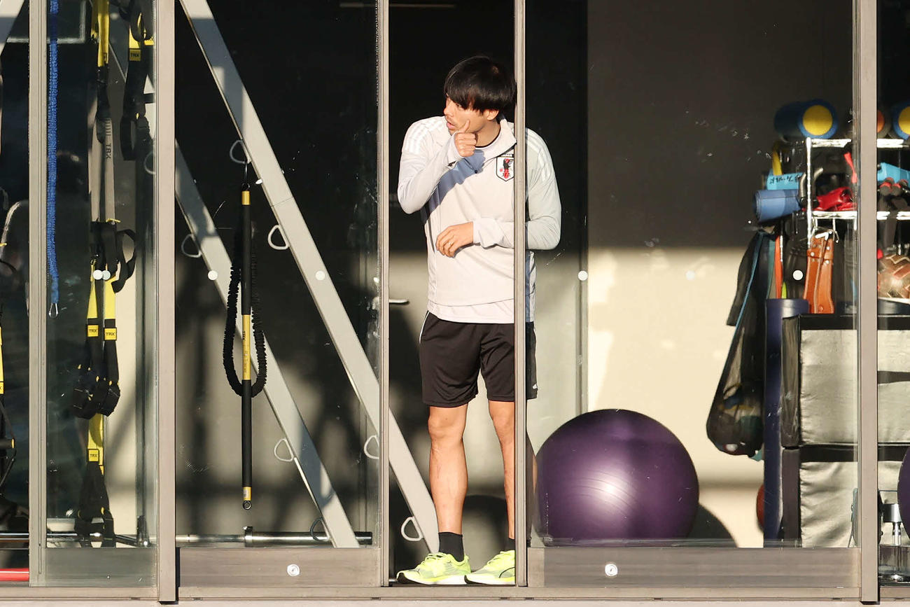 練習を終えサムズアップして取材対応に向かう三笘（撮影・宮地輝）