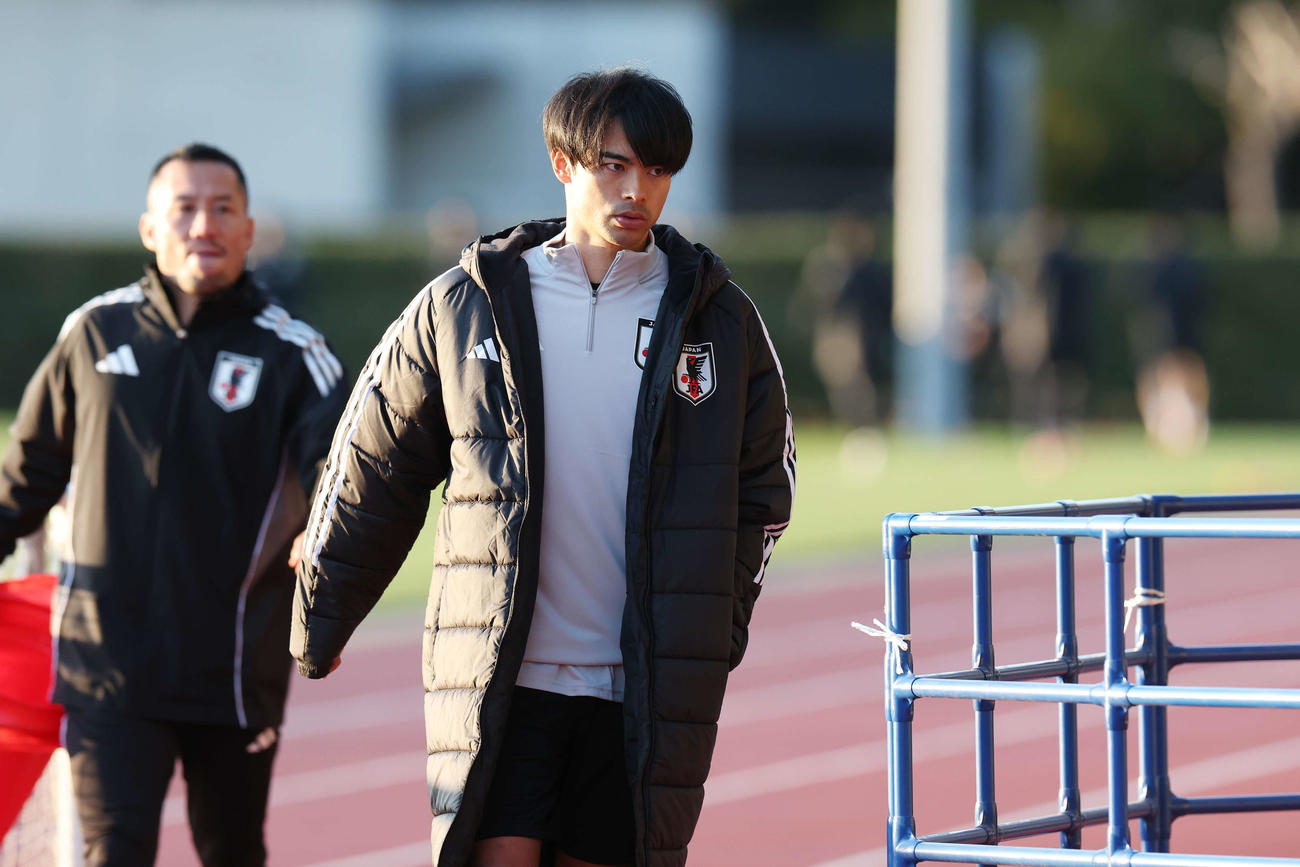練習を終え取材対応に向かう三笘（撮影・宮地輝）