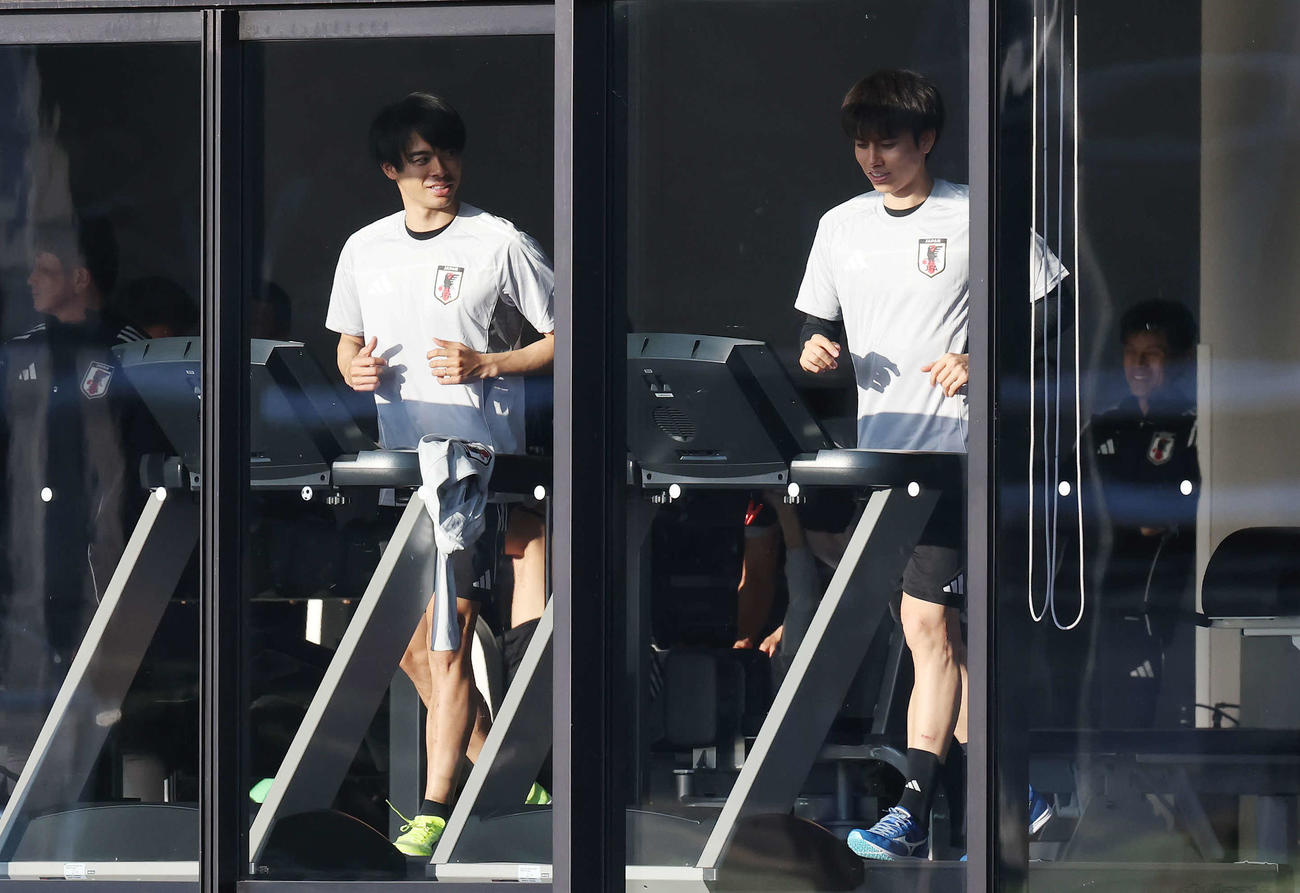 田中（右）とランニングマシンで走る三笘（撮影・宮地輝）
