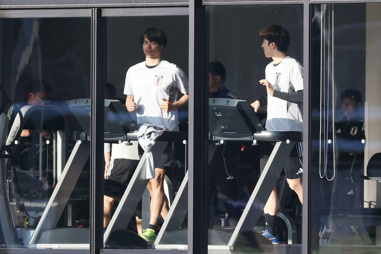 田中（右）とランニングマシンで走る三笘（撮影・宮地輝）