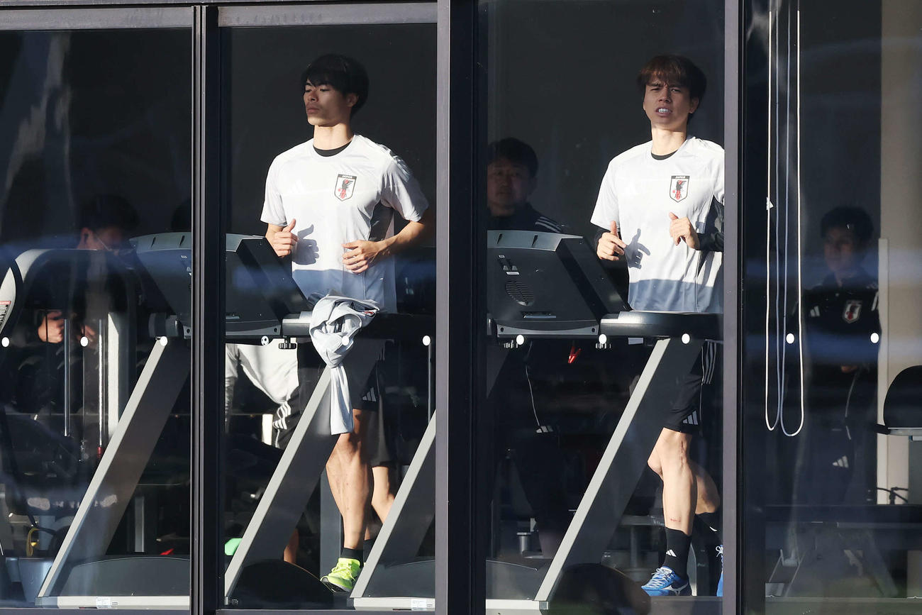 ランニングマシンで走る三笘（左）と田中（撮影・宮地輝）