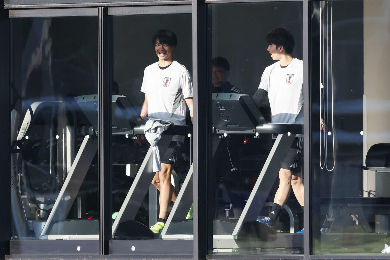 田中（右）とランニングマシンに乗り笑顔を見せる三笘（撮影・宮地輝）