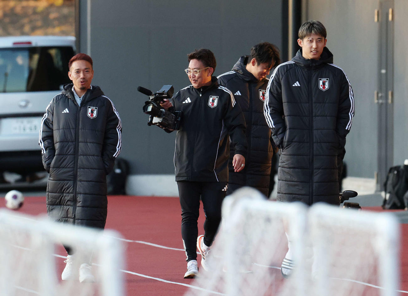 練習を終え取材対応に向かう長友（左）と伊藤（右）（撮影・宮地輝）