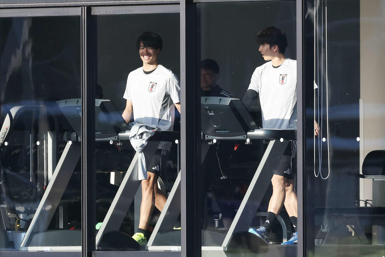 田中（右）とランニングマシンに乗り笑顔を見せる三笘（撮影・宮地輝）