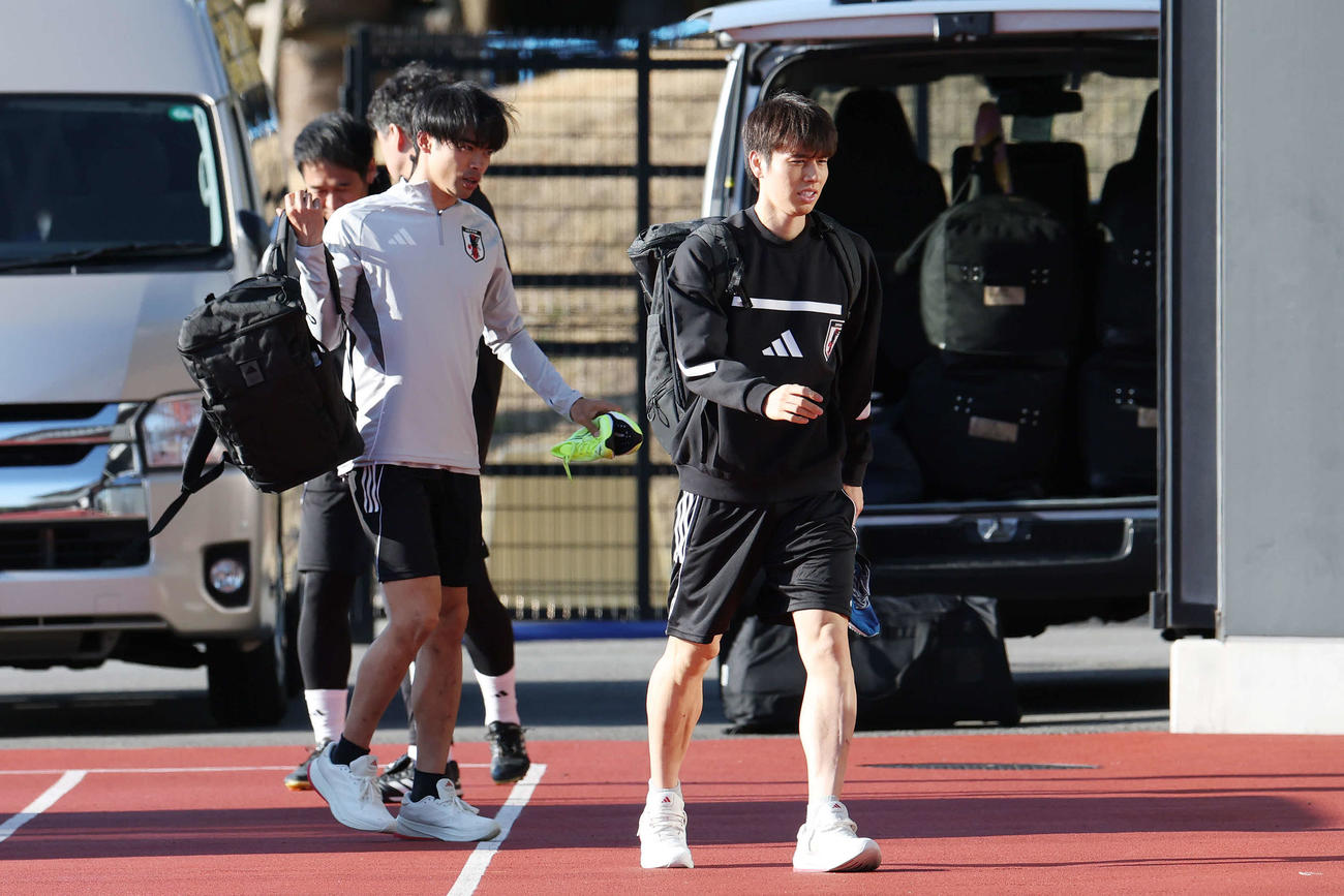 練習に向かう三笘（左）と田中（撮影・宮地輝）